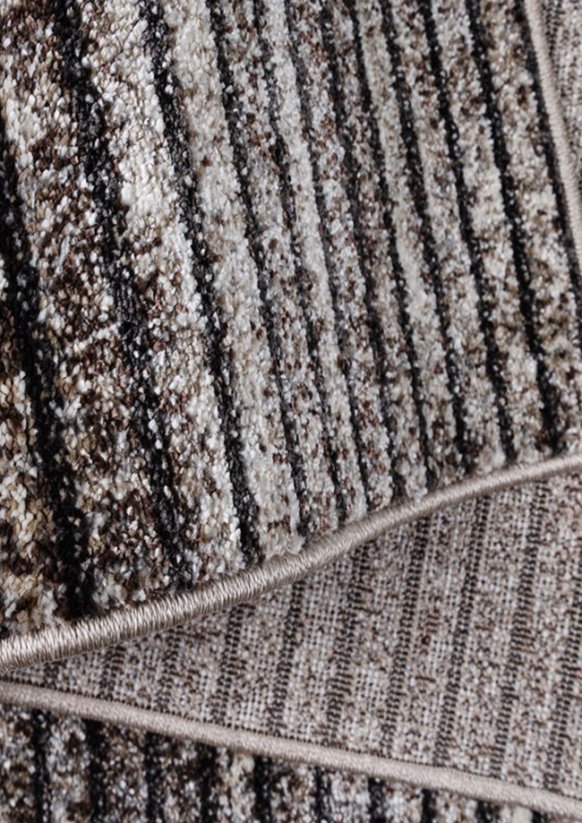 Kusový koberec v šedém odstínu a moderním stylu.