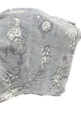 Deka mikroplyšová svítící ve tmě 150x200cm - kosmonaut bílý na šedé 1