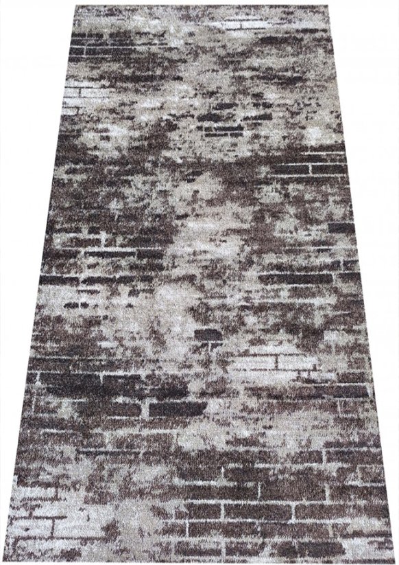 Moderní kusový koberec do chodby v hnědé barvě.