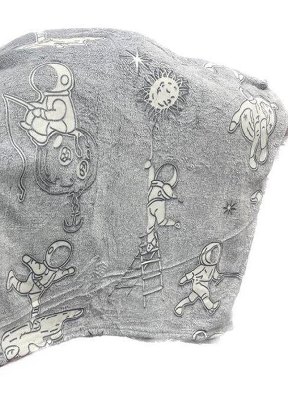 Deka mikroplyšová svítící ve tmě 150x200cm - kosmonaut bílý na šedé 1