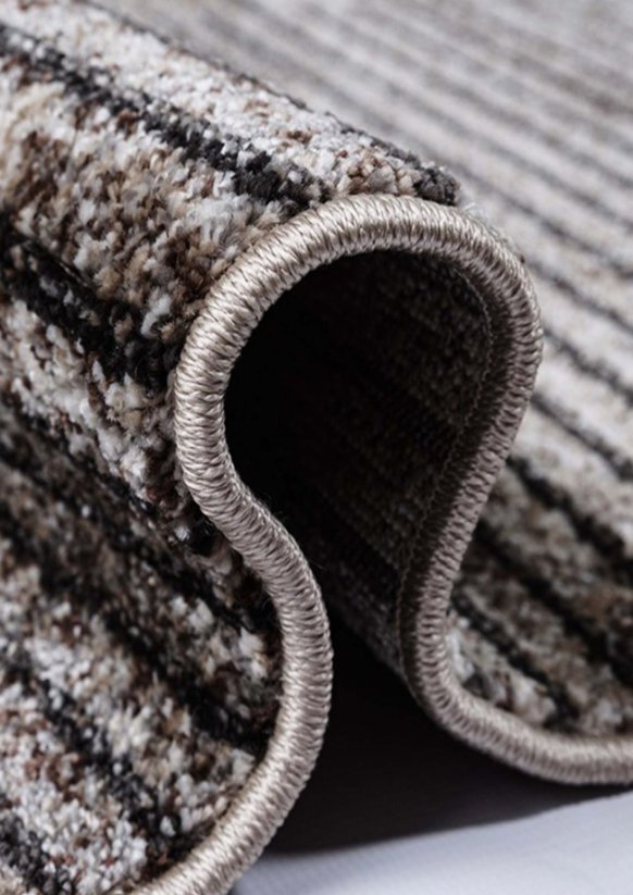 Kusový koberec šedé barvy vhodný i do chodby.