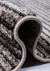 Kusový koberec šedé barvy vhodný i do chodby.