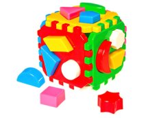 Kostka plastová vkládačka 12cm geometrické tvary 12m+ v síťce barevná 
