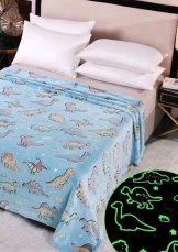 Deka mikroplyšová svítící ve tmě 150x200cm - dinosaurus barevný 1 Deka mikroplyšová svítící ve tmě 150x200cm - dinosaurus barevný 1