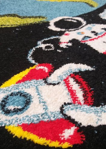 Dětský kusový koberec země vesmír 20 barvy černé 4sleep detail vlasu